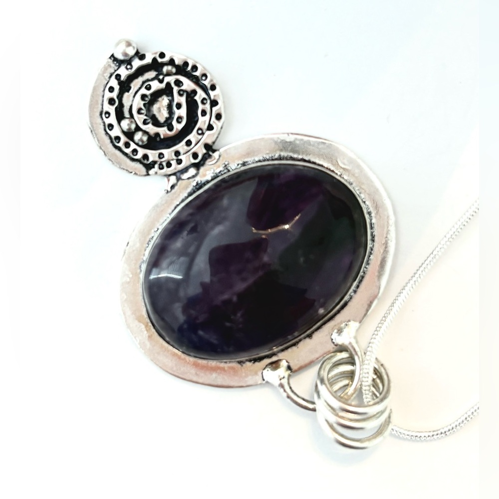 Beautiful 2 inch. 925 marked,Purple Amethyst pendant on a silver chain. - Picture 3 of 5
